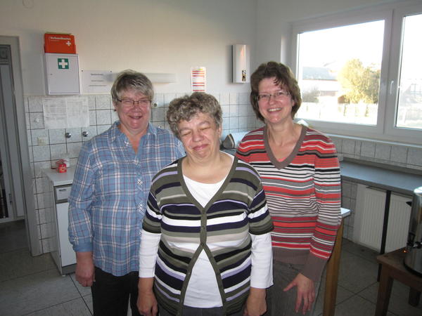 Bild vergrößern: Helferinnen in Warzenbach Ellen Dersch, Karin Dersch und Irmgard Lölkes