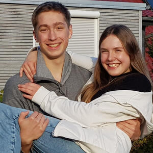 Bild vergr&ouml;&szlig;ern: Franziska Reitz als Trude wird gerettet von Augustin, den Erik Lindenstruth spielt.