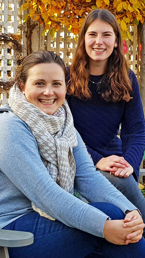 Bild vergr&ouml;&szlig;ern: Nadine K&ouml;gel-Freitag (links) spielt das Vogelb&auml;rbchen im Hauptst&uuml;ck und Hannah Dietrich (rechts) das junge Vogelb&auml;rbchen im Vorspiel.