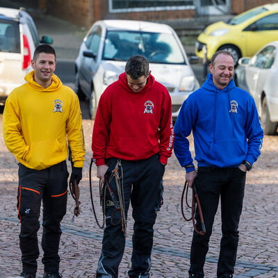 Bild vergr&ouml;&szlig;ern: Die Grenzegangsl&auml;ufer Fabian Blumberg, Jens Jesberg und Andreas Schmauch zum morgendlichen Peitschengru&szlig; auf dem Marktplatz