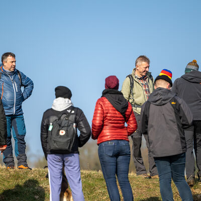 Bild vergr&ouml;&szlig;ern: Vorstandsmitglied und Ausschussvorsitzender f&uuml;r Grenze und Grenzsteine Heinrich Reh erl&auml;utert den Grenzverlauf am Katzenloch und berichtet &uuml;ber die vorbildlichen Arbeitseins&auml;tze seines Ausschusses